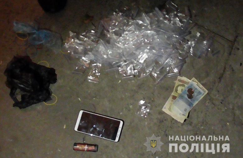 Оперативники поліції Києва затримали хлопця за підозрою у збуті наркотиків